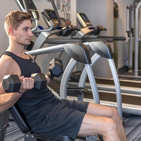 Meriton Suites North Ryde Sydney Eksteriør billede A man using a dumbbell to exercise