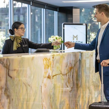 Meriton Suites North Ryde Sydney Eksteriør billede A hotel receptionist