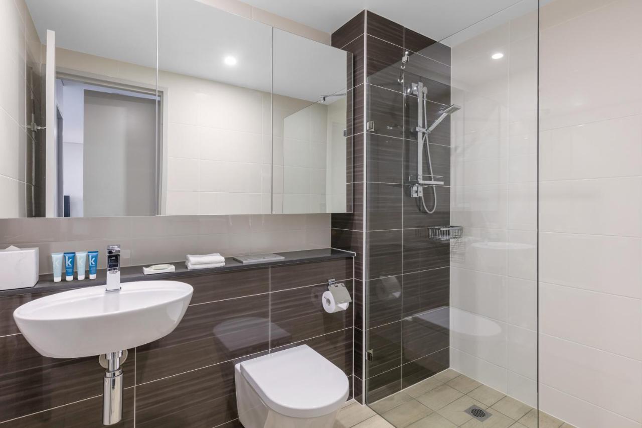 Meriton Suites North Ryde Sydney Eksteriør billede A modern bathroom with a shower cubicle