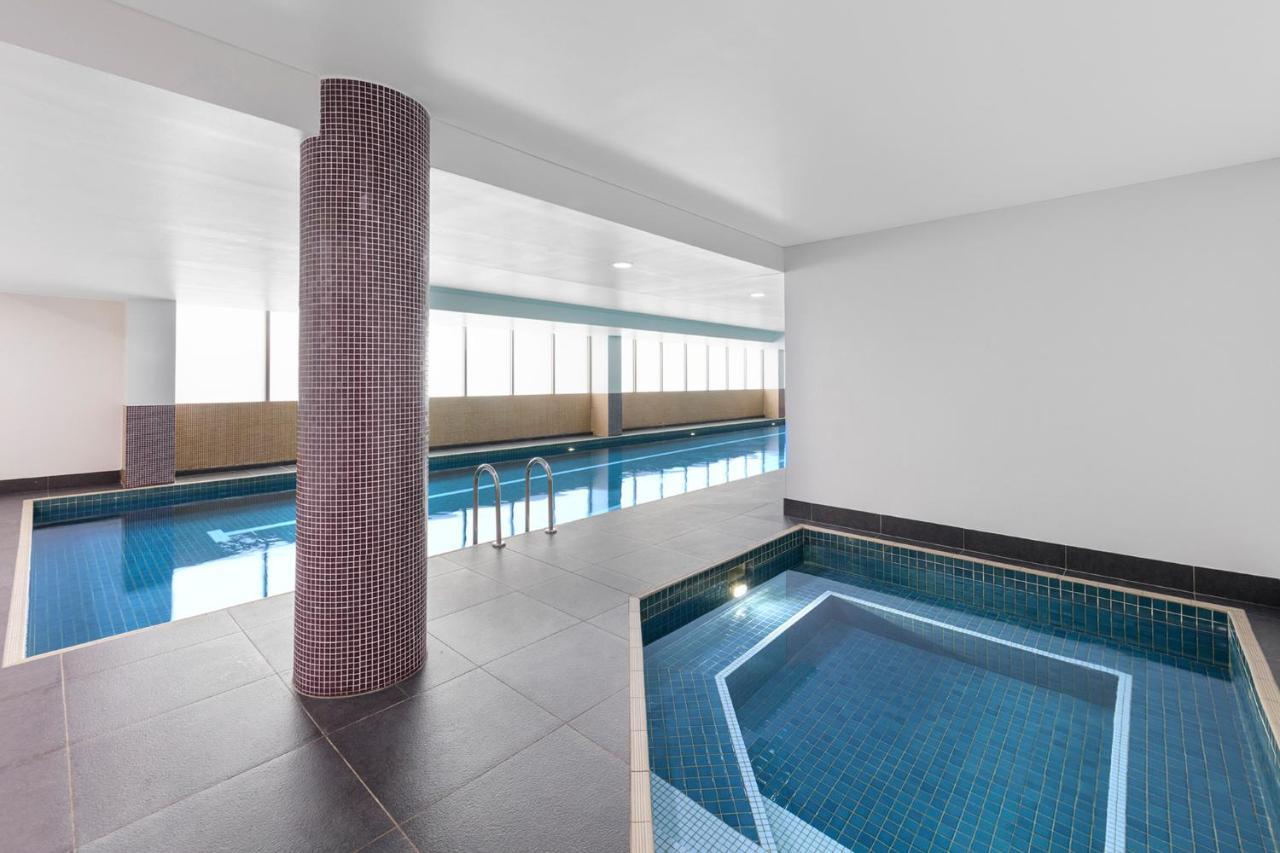 Meriton Suites North Ryde Sydney Eksteriør billede The swimming pool at the hotel