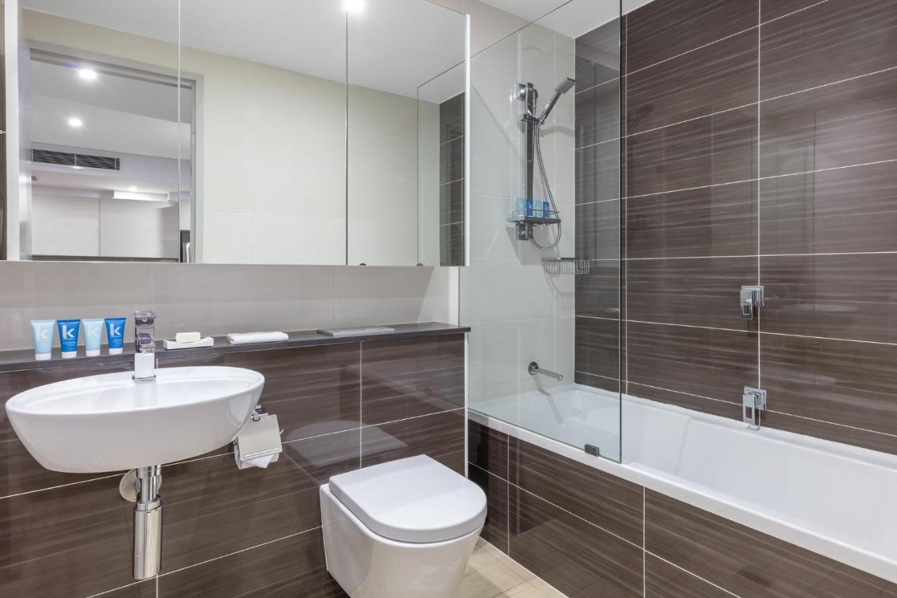 Meriton Suites North Ryde Sydney Eksteriør billede A typical bathroom in a Premier Inn