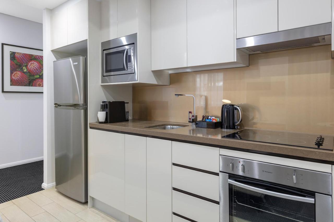 Meriton Suites North Ryde Sydney Eksteriør billede A typical kitchen in a serviced apartment