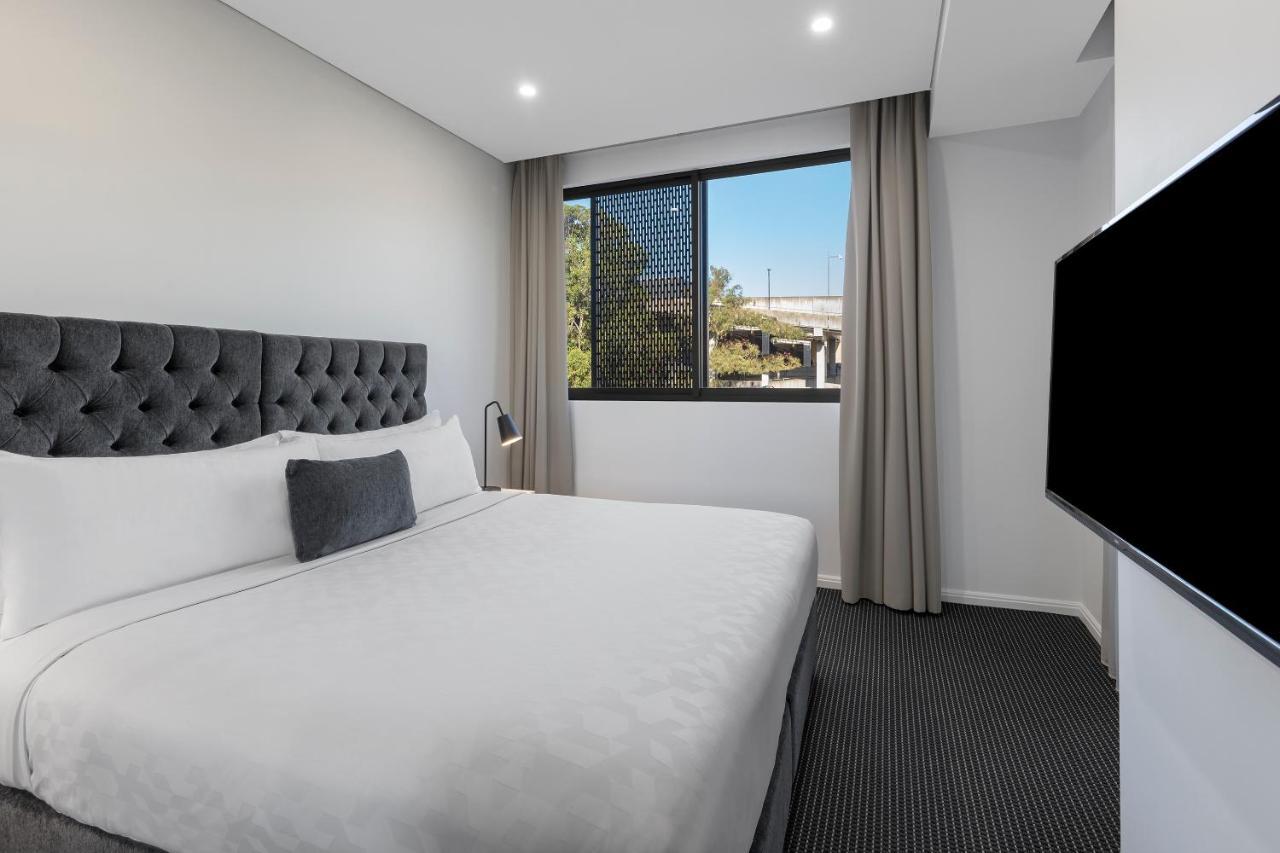 Meriton Suites North Ryde Sydney Eksteriør billede A bedroom at the hotel