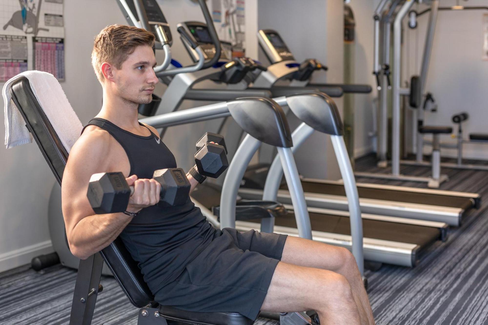 Meriton Suites North Ryde Sydney Eksteriør billede A man using a dumbbell to exercise