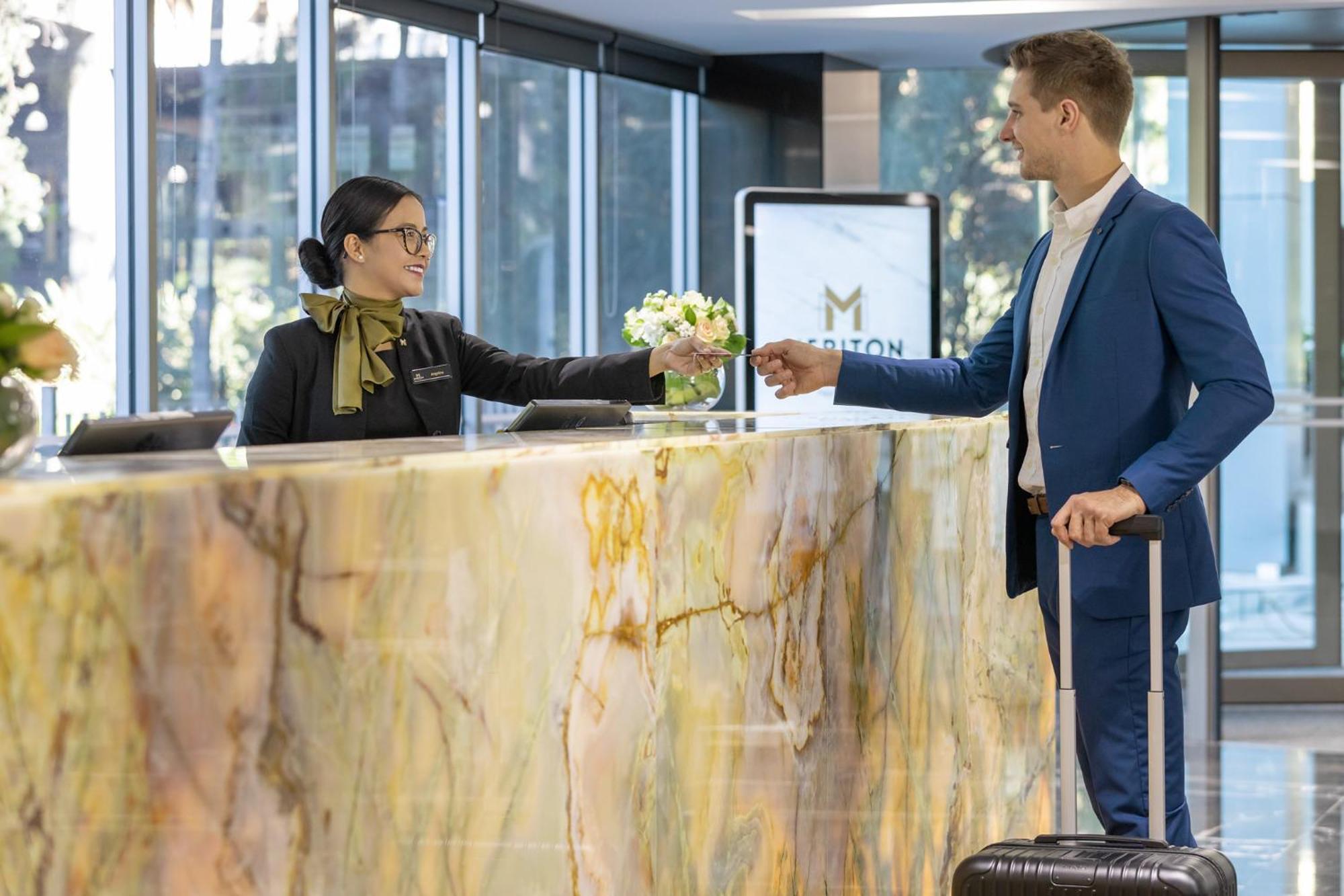 Meriton Suites North Ryde Sydney Eksteriør billede A hotel receptionist