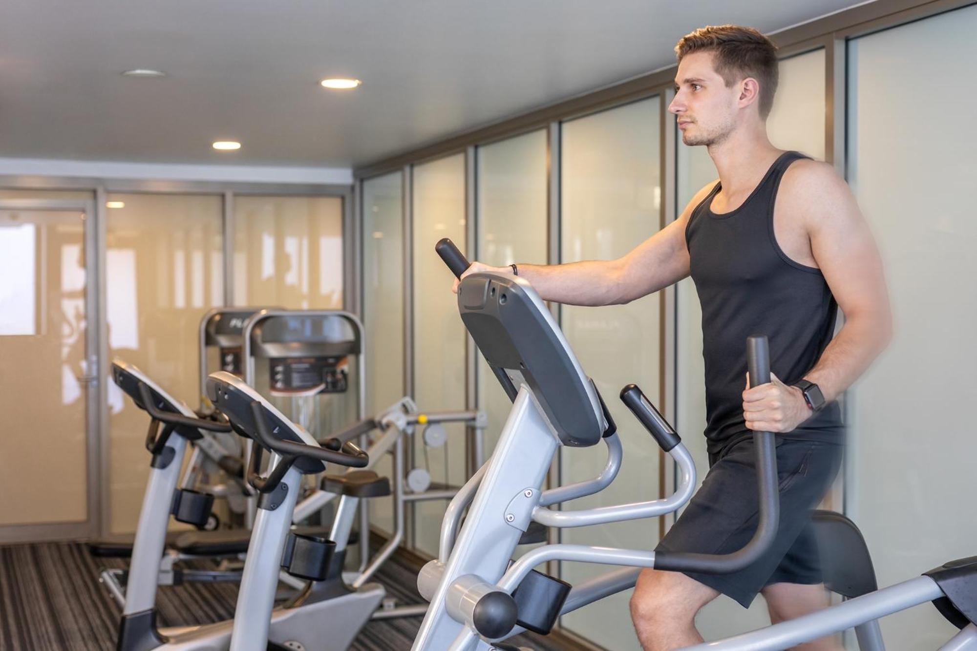 Meriton Suites North Ryde Sydney Eksteriør billede A man using an elliptical trainer